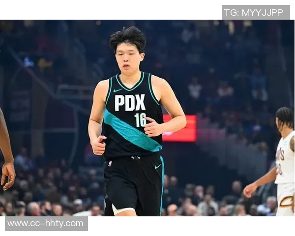 杨瀚森上半场未能登场开拓者暂时领先对手3分继续期待他的表现