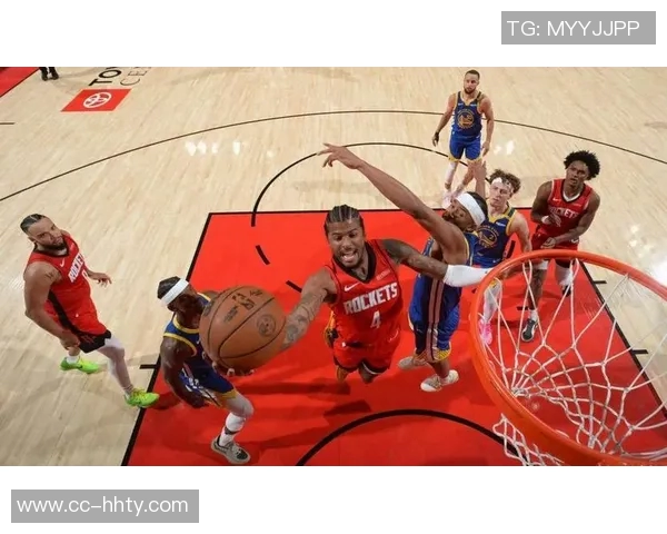 布克右脚踝重伤被队友搀扶回更衣室球队面临严峻考验 布克右脚踝重伤被队友搀扶回更衣室球队面临严峻考验